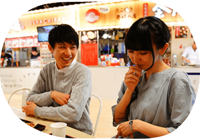 カウンター席やテラス席で二人きりの時間を